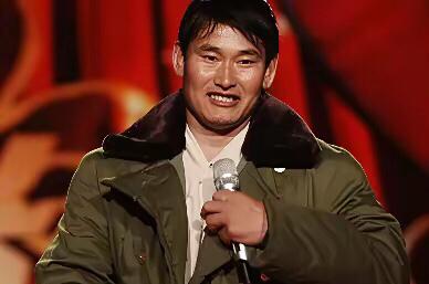 “滚滚长江东逝水，浪花淘尽英雄……”这首经典曲目让农民歌手朱之文走进了大众视野。