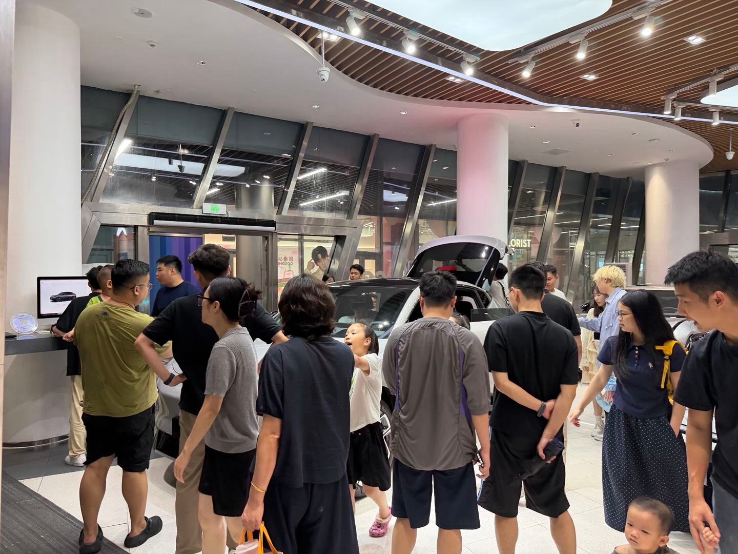 年轻人挤爆门店看MONA L03小鹏MONA L03能吸引大批年轻人扎堆打卡，根