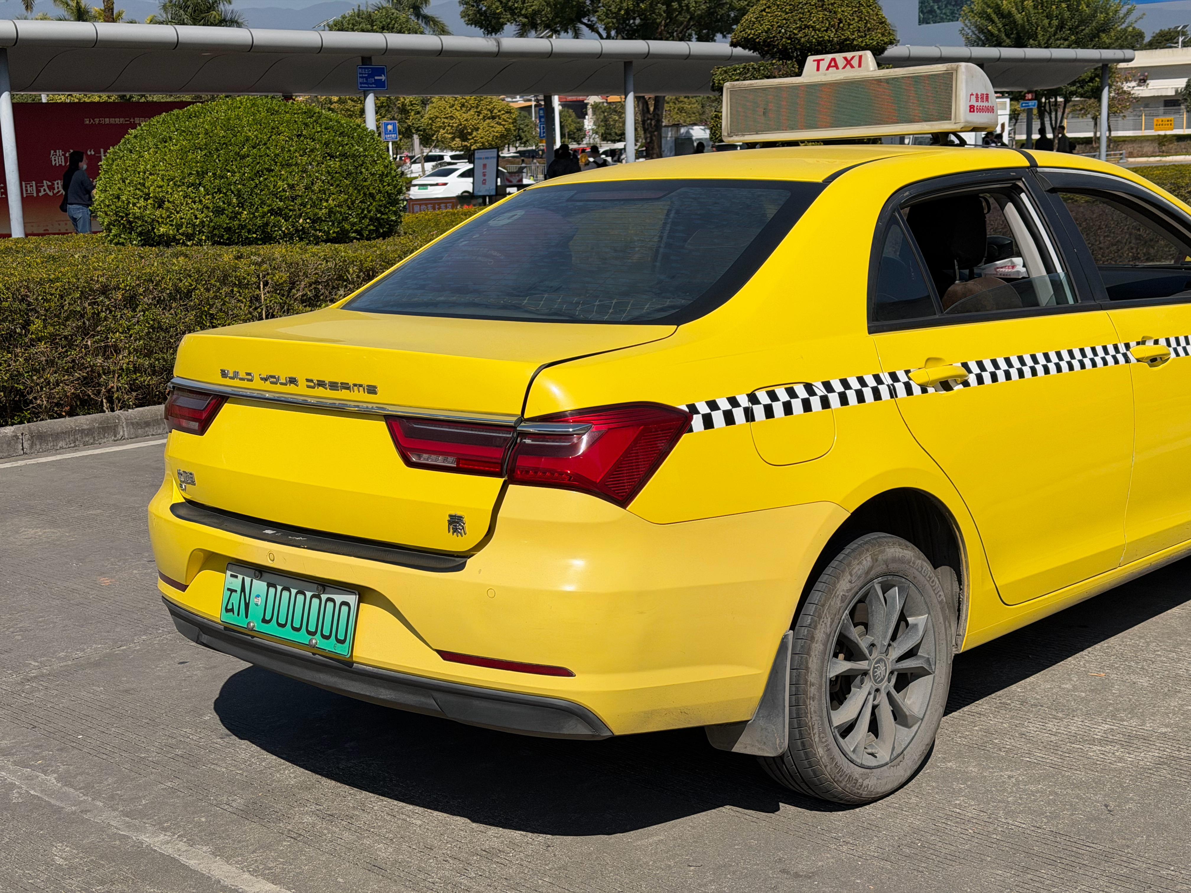 落地云南就发现了一台靓号的出租车～ 德宏