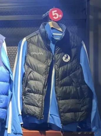 去绿茵体育买了件大连人队的马甲，最后的纪念了！ #大连人解散了#