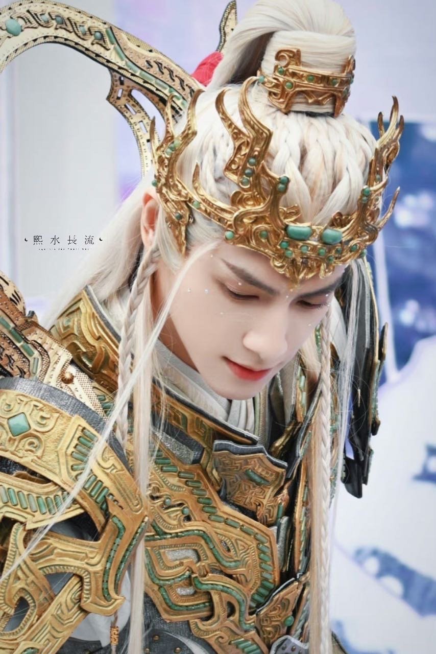 #罗云熙杀青路透#罗云熙水龙吟今日杀青路透，真的建模脸，这套造型完全不突兀[哆啦