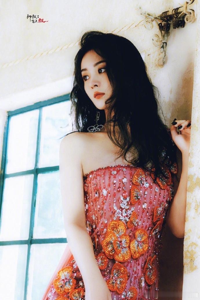 看赵丽颖以前拍的杂志封面很美很港风，也挺时尚居然没像杨幂杨紫迪丽热巴一样登上新一