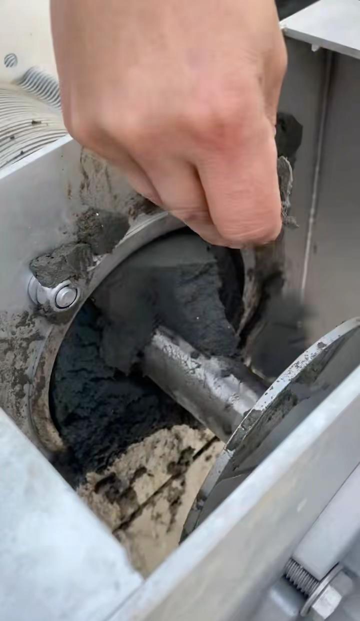 污泥压不干怎么办？污污泥脱水机运行现场，处理各类污泥，出水清澈泥饼干爽