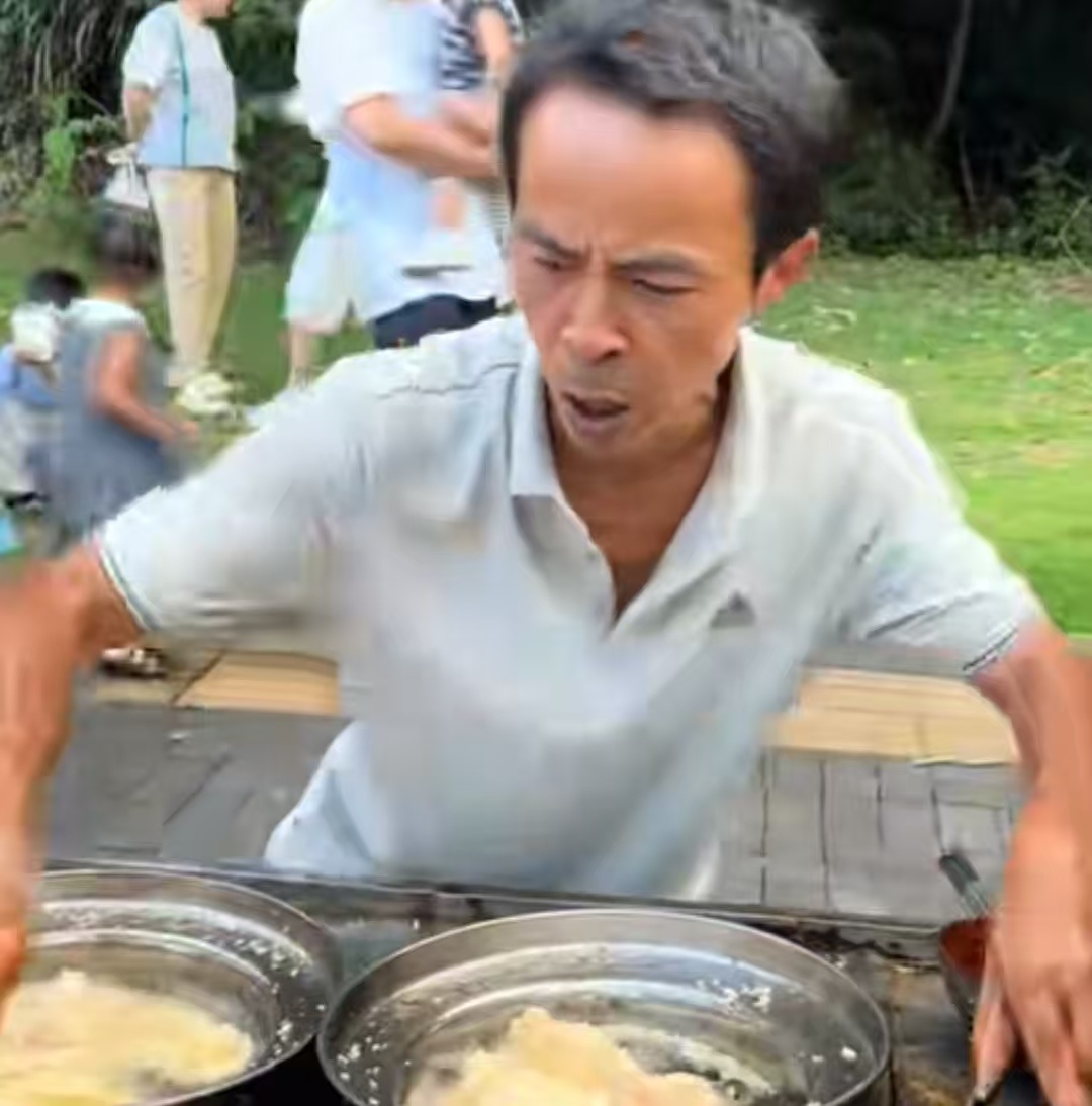 莫氏鸡煲首轮遭淘汰 喊莫氏鸡煲无非喊他过来炒一波热度，虽然凉了，但没凉透，尚有余