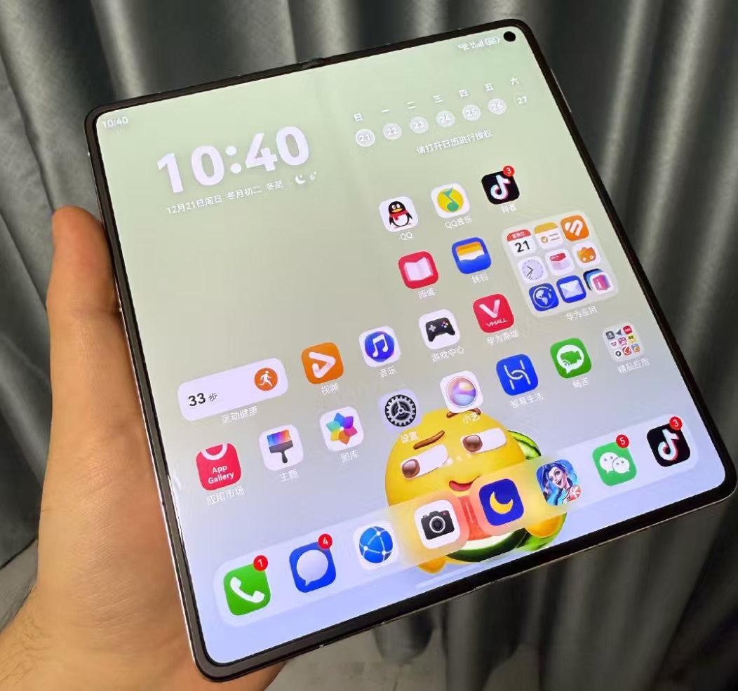 刚摸了下华为Mate X7，折叠起来居然和常规旗舰差不多厚，展开堪比平板…这进度