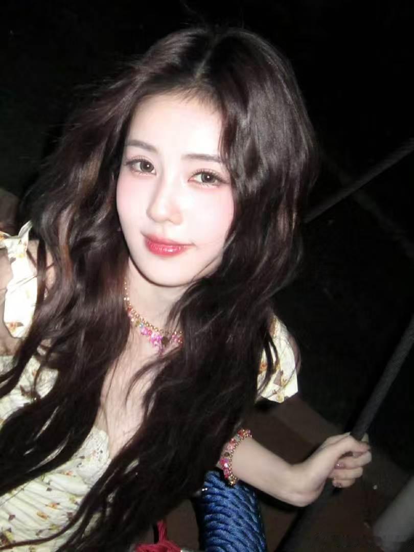 白鹿完美命中白鹿召唤机械大狗狗奔跑吧 想逃根本不可能，白鹿抬手一丢就完美命中，召