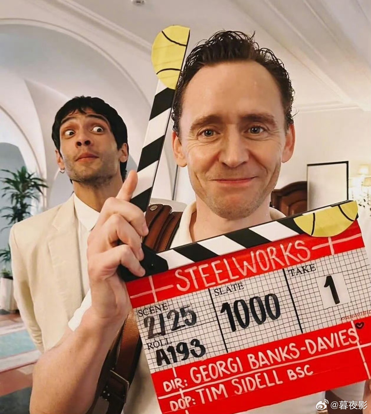 [心]《夜班经理 》发布第二季最新幕后照[憧憬][色][舔屏][哇]！！“抖森”