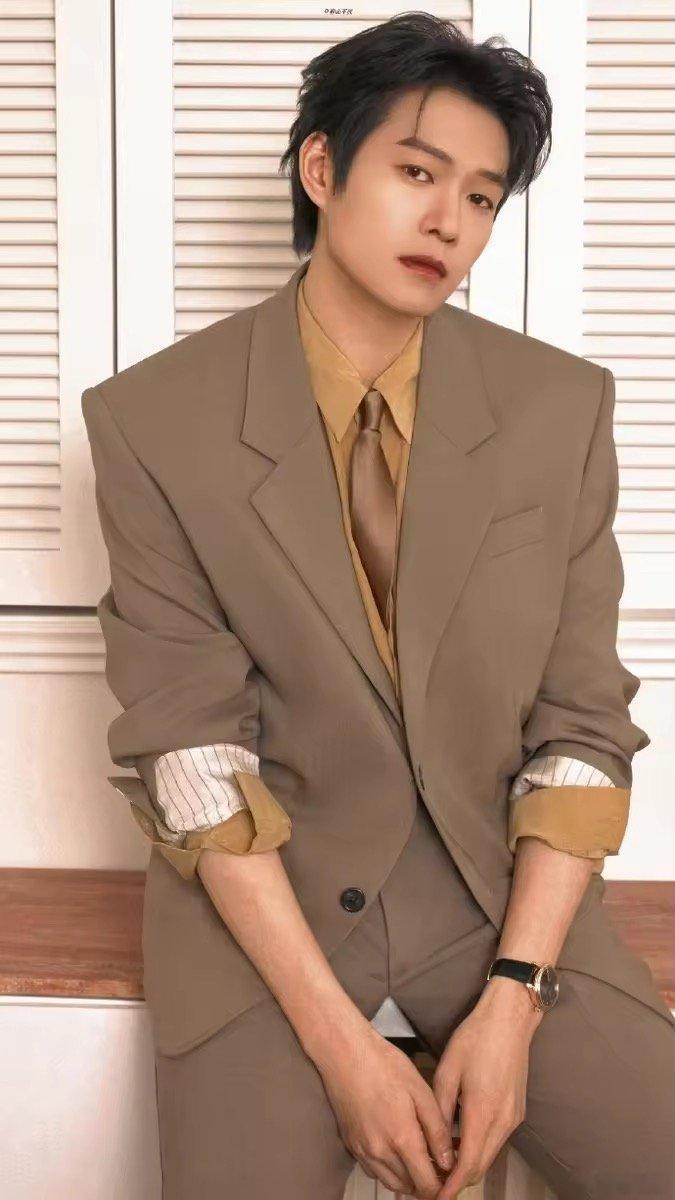 魏大勋前脚微博之夜后脚晚高疯微博之夜的贵气霸总，转头综艺里解锁蝎子功，腿长实锤了