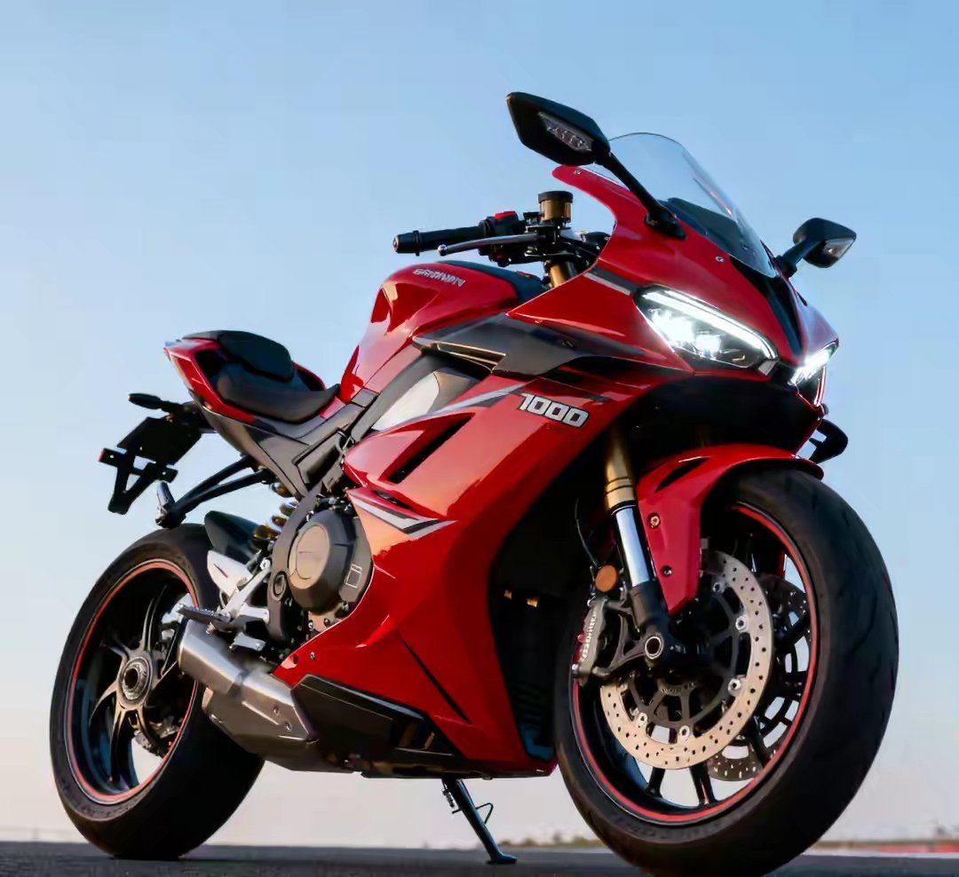 春风1000SR是春风首款V型四缸公升级超跑，以下是它的一些信息：基本性能参数●