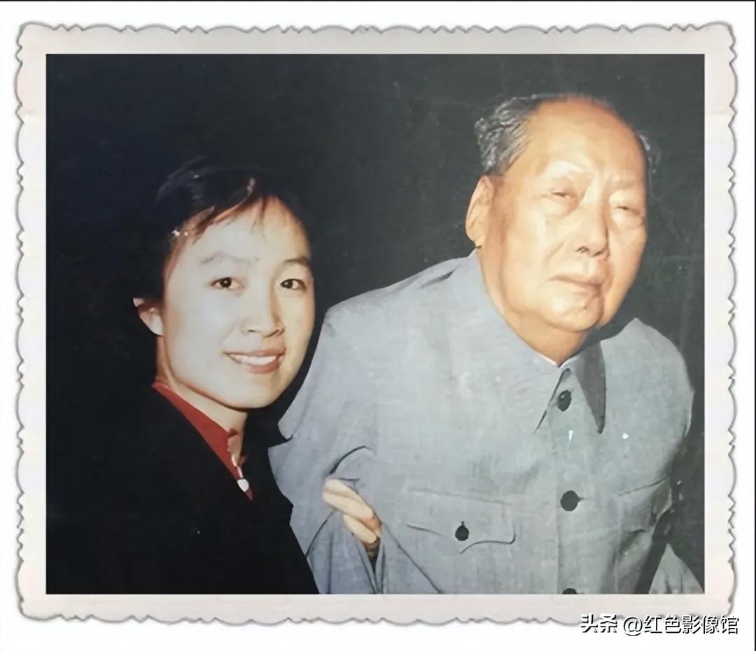年轻的孟锦云搀扶着晚年行动不便的毛主席，她面容清纯、笑容温婉；主席虽身形衰老，目