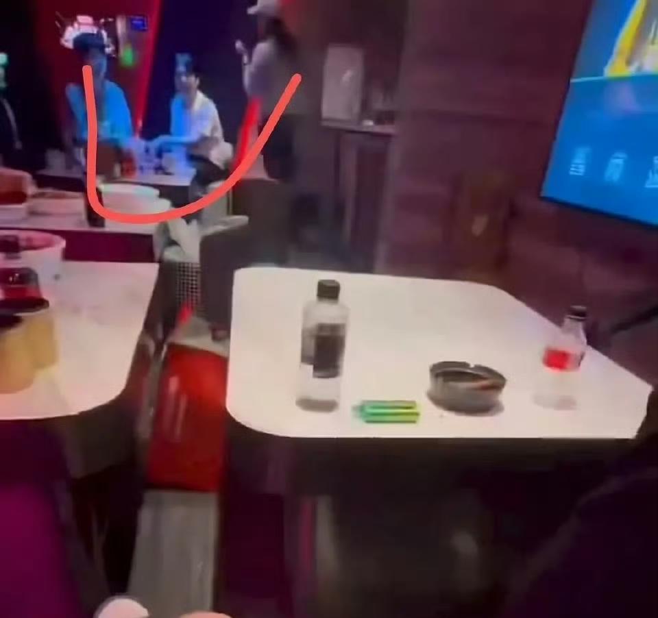 3月27日，刘昊然和郭麒麟突然引发热议，起因是两人被拍到去KTV，照片上两人的正