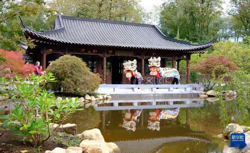 9月25日，欧洲规模最大的中华传统园林——畔溪中国花园在位于英格兰西北部索尔福德