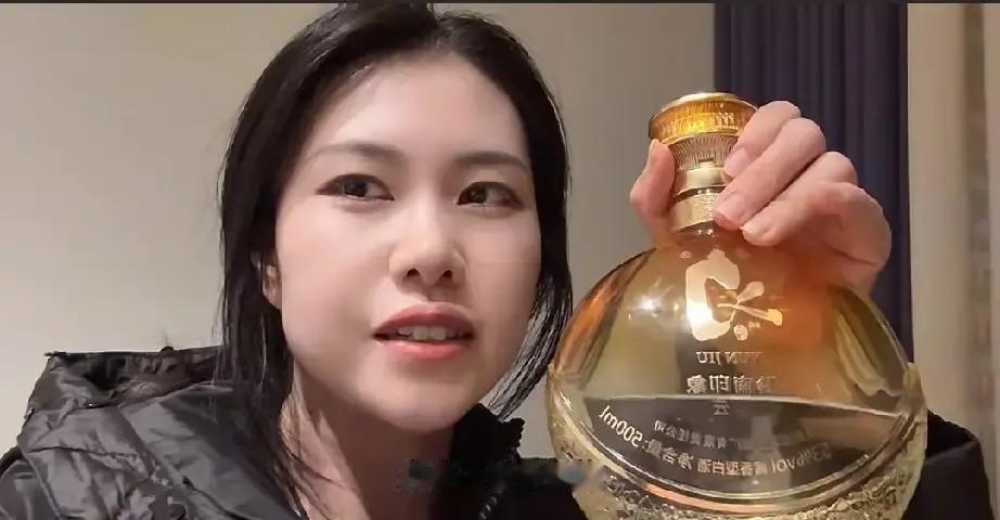 金皖有约三天把酒卖出1500万，我在屏幕前都替他捏汗。
去年夏天他老婆迷你糕拎包