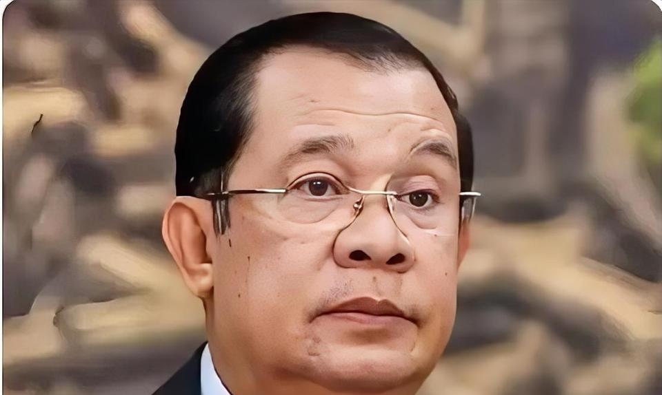 看到柬埔寨在拆中文招牌，
 
第一反应不是愤怒，
反倒是有点不解。这步棋确实走得