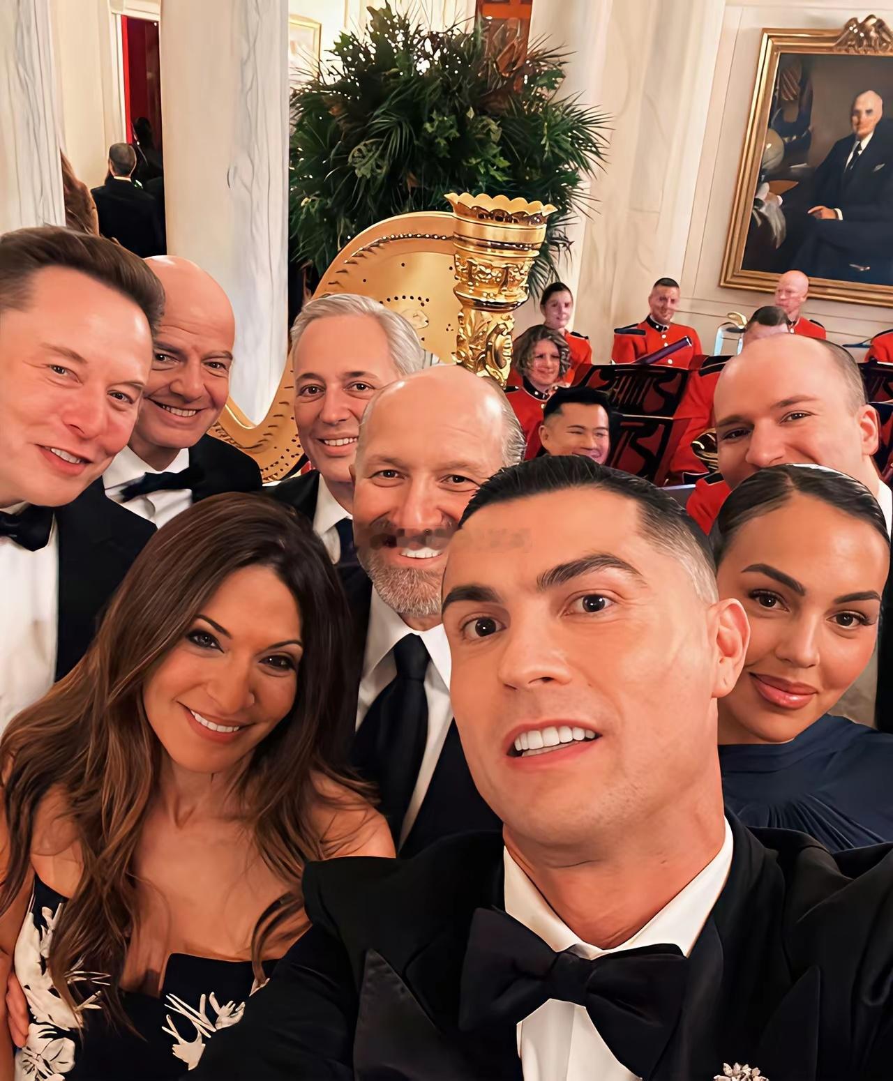 C罗不去美国，有人说他不敢去！C罗与美国名流聚会，有人说他依附权贵！反正，C罗怎