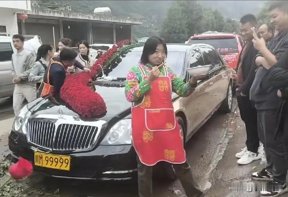 云南小小徐婚礼排面拉满，四川博主直接开着自己的川M99999迈巴赫抵达现场为小小