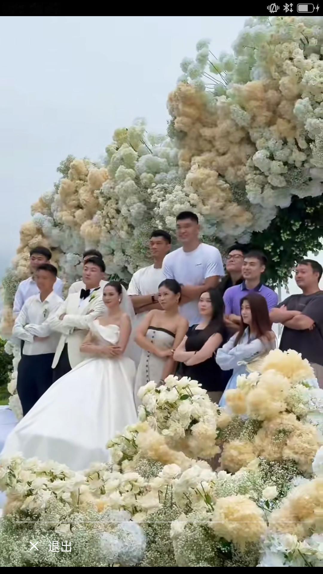 【焦海龙在太原补办婚礼，众多队友到场祝贺。】昨天山西汾酒男篮球员焦海龙更新社媒，