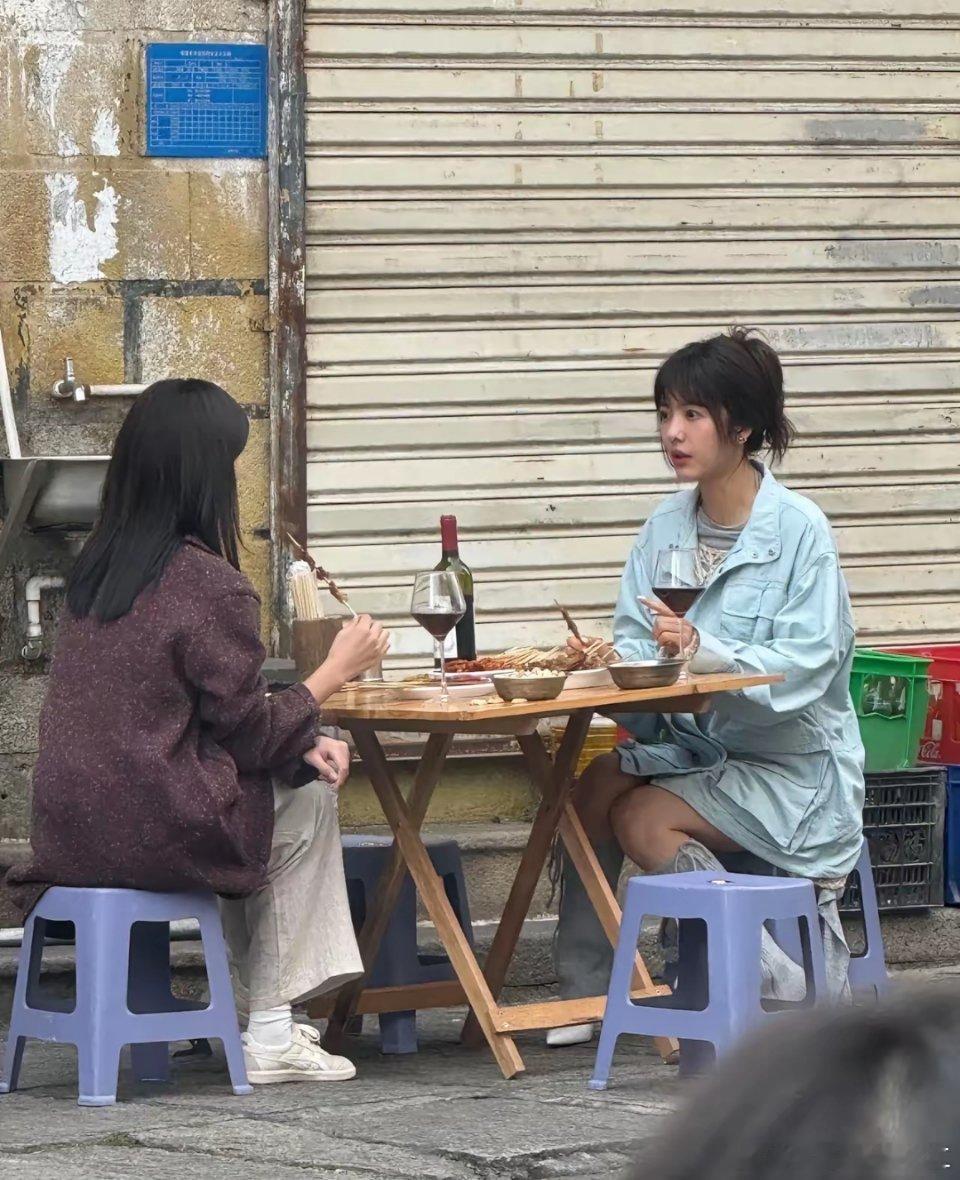 吃个路边摊还搞的这么有仪式感[doge]。 