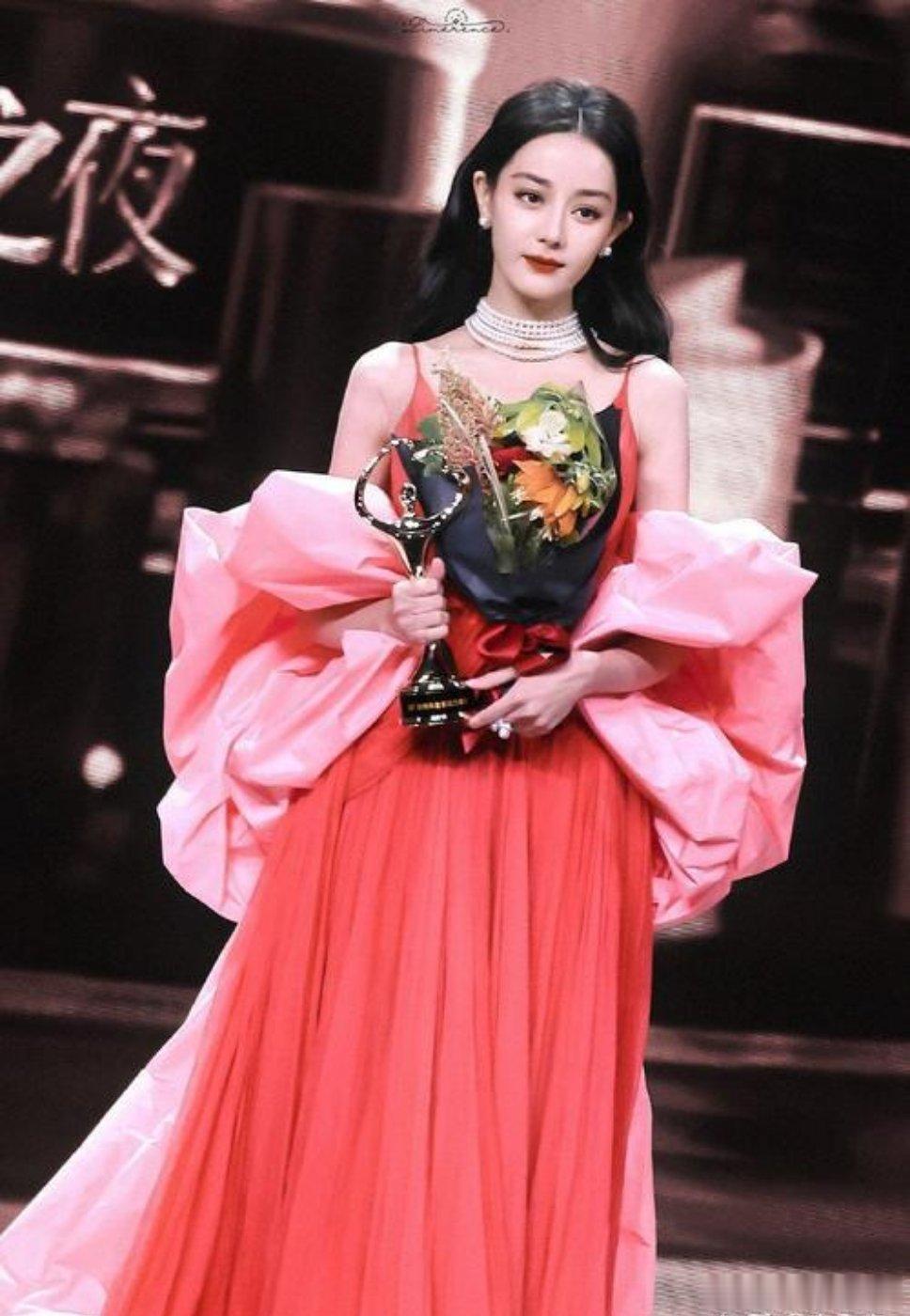 迪丽热巴见面会梦回这个造型，好辣好美腻[送花花][送花花][送花花][彩虹屁][