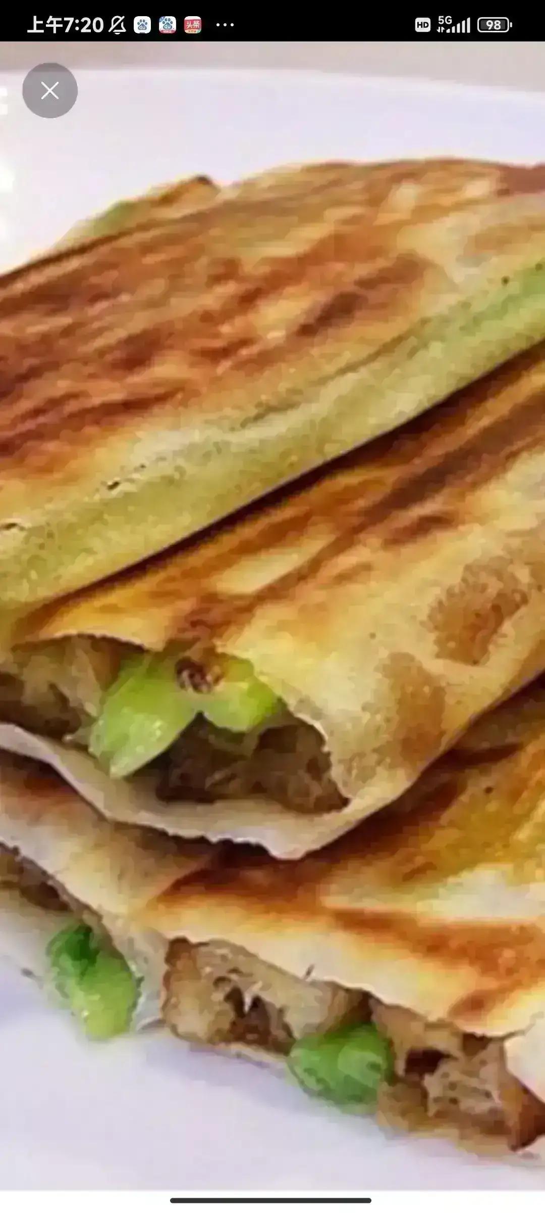 杭州民间小吃葱包桧做法很简单：
把面粉用牛奶打成糊状，再打一个鸡蛋进去搅拌均匀，