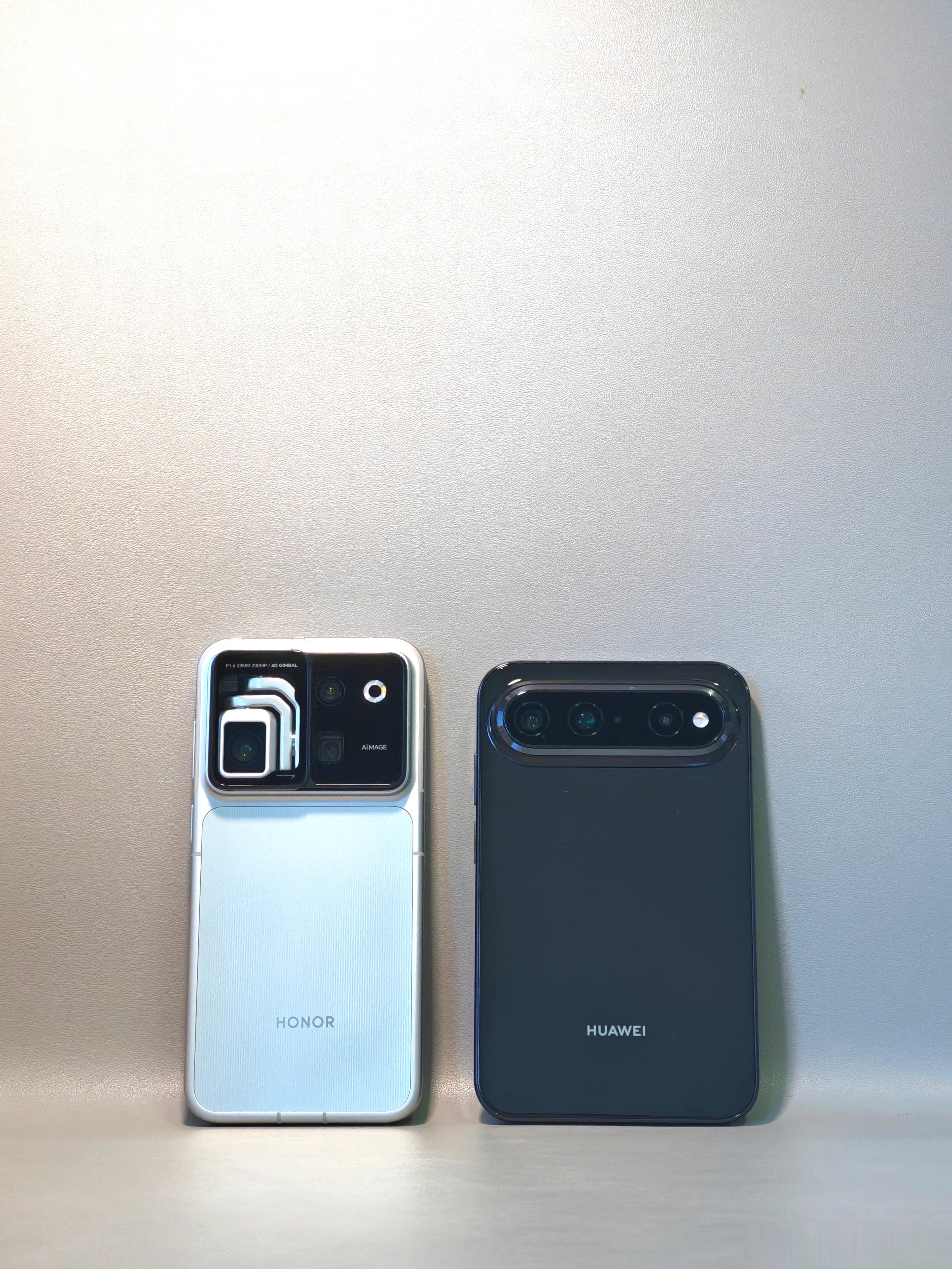 两台奇奇怪怪的手机，是我的主力机荣耀Robotphone、华为PuraXView