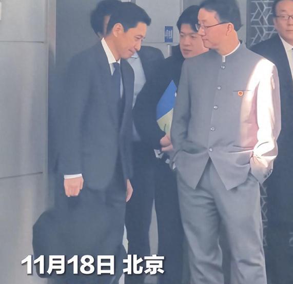 最近刘劲松司长和日本外务省官员碰面的事可太火了。一张照片里，刘劲松双手插兜身体微