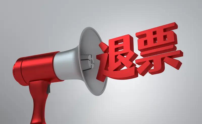 7月31日云南丽江，游客在丽江一景区退票被打翻手机 ：＂你没权录我＂，当事人：门