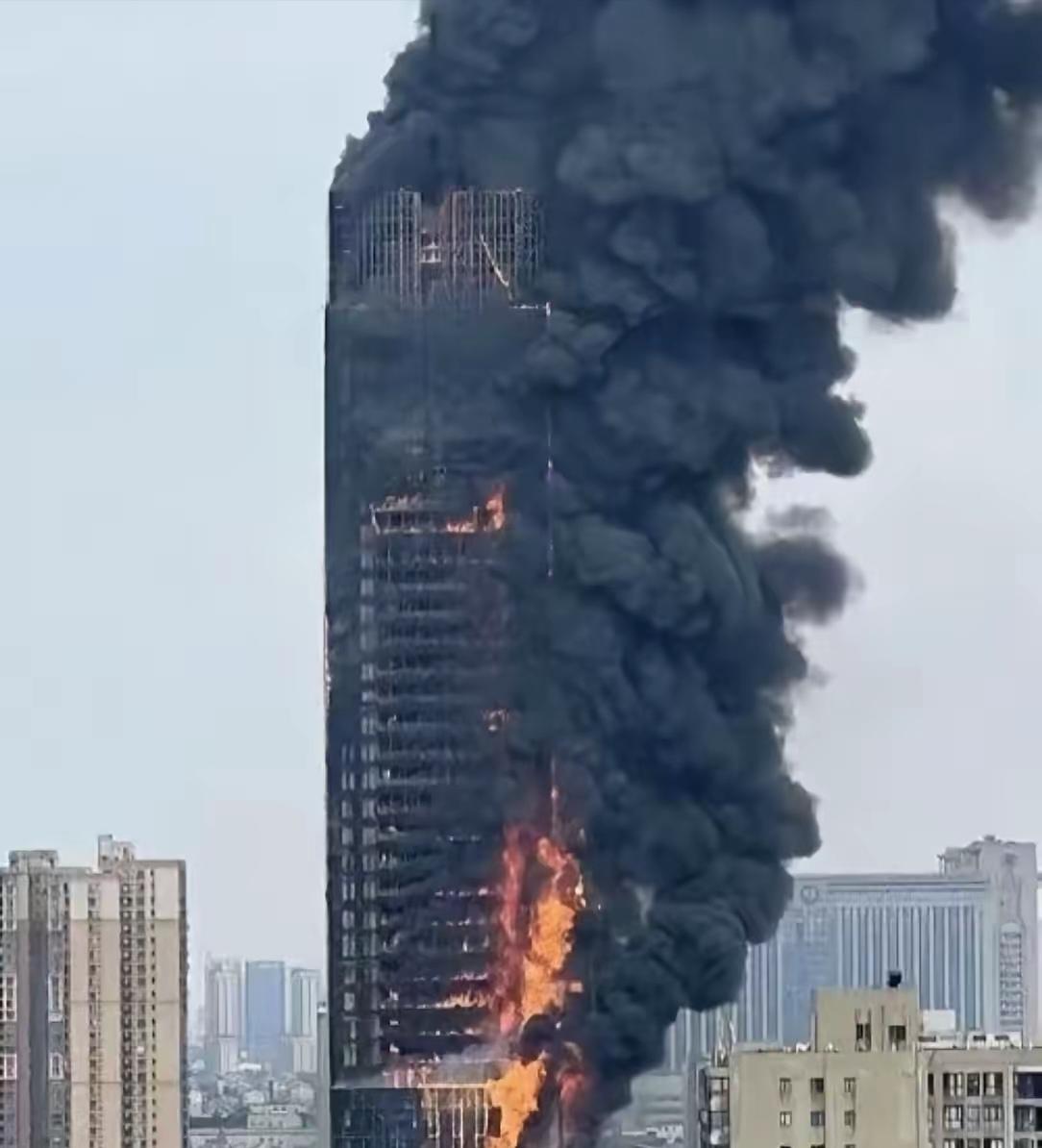大标题：“寒心！”厂长放假值班救火烧死，公司翻脸拒赔：放假不算上班！法院判决大快