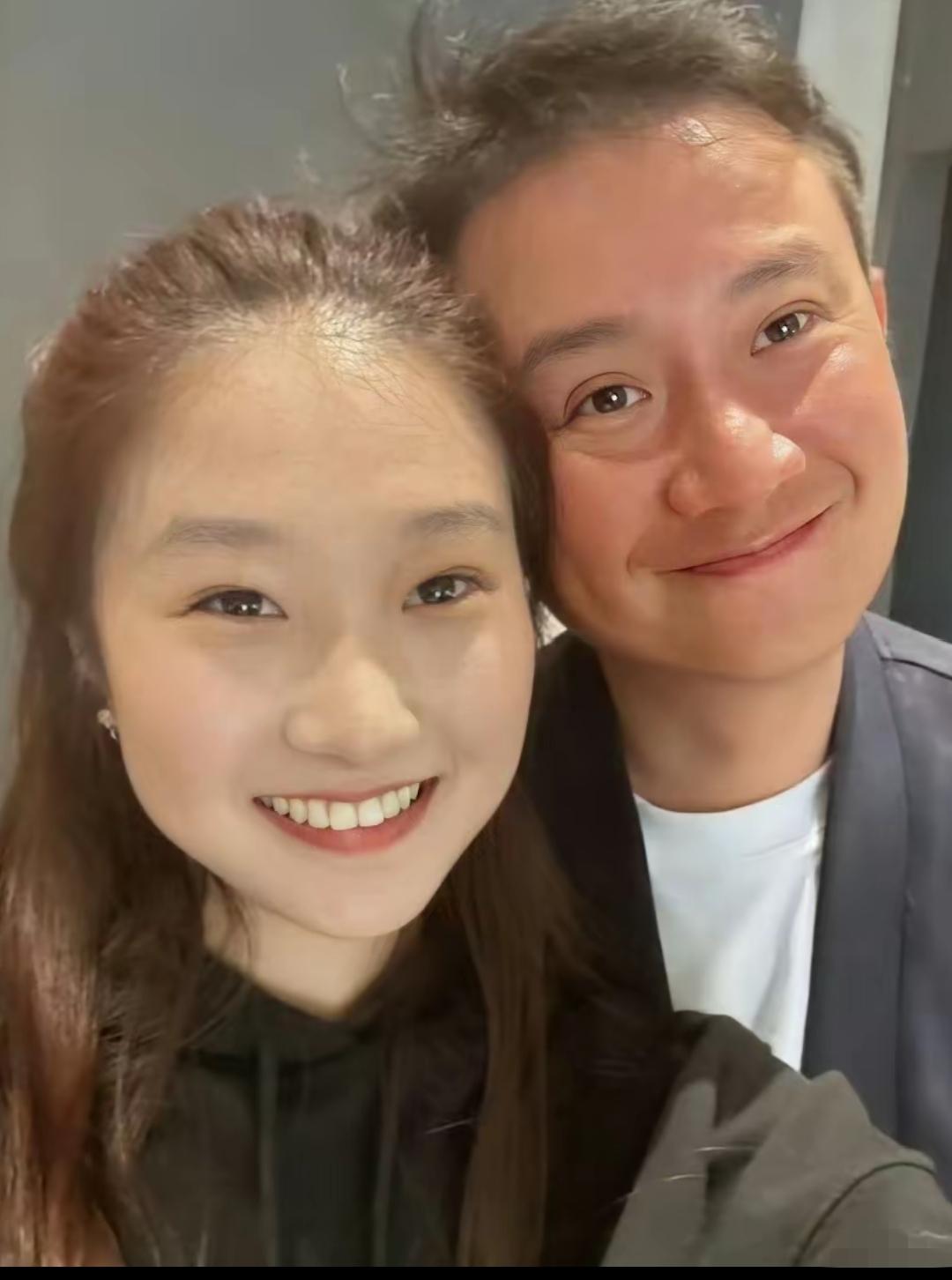 文章和女儿文爱马在一起时总是笑的那么开心，文章经常陪文爱马参加各种比赛，看来文章