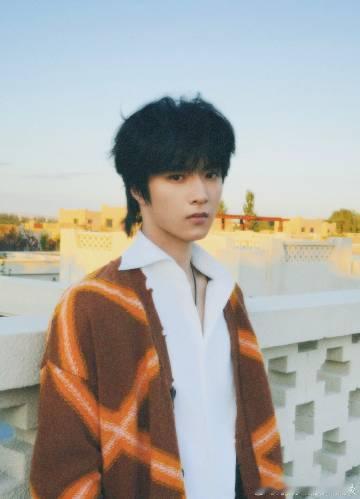 #刘耀文九月底plog#​​#刘耀文九月底自拍照#九月底的时光，刘耀文的白背心自