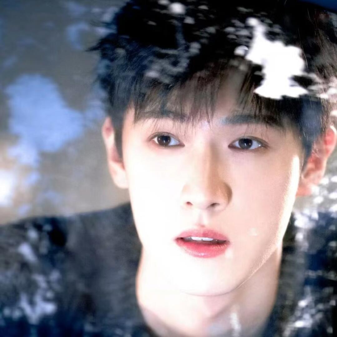 𝙒𝙚𝘾𝙝𝙖𝙩｜李昀锐头像 | 男头 | 男生 | 帅哥 | 可爱 |