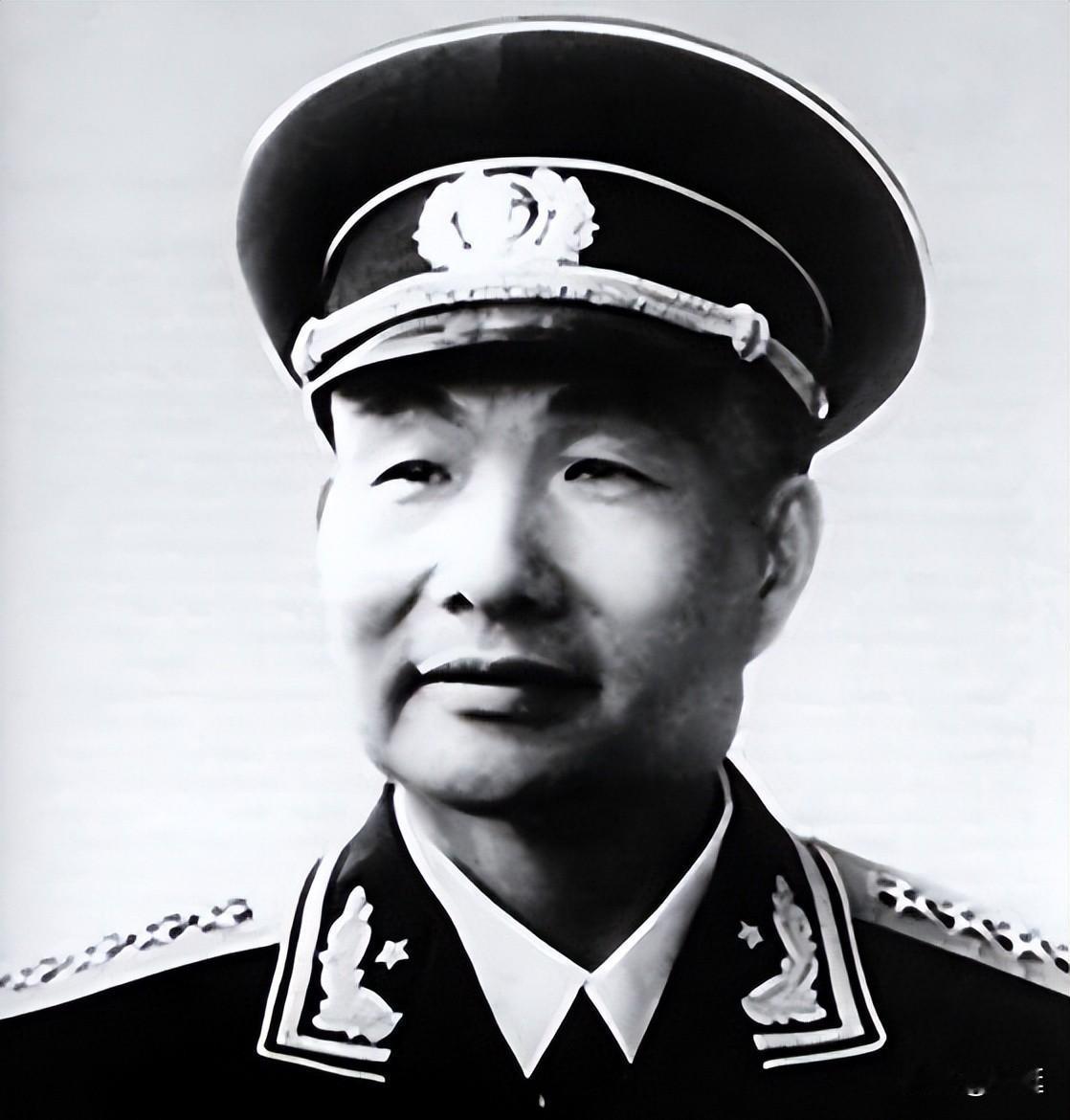 毛主席用人向来不拘一格。

1949年建国初期，我们没有海军，1.8万公里海岸线