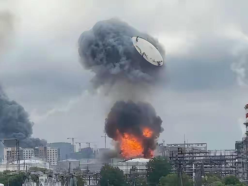 乌克兰这一手，玩得够绝，也够蠢。

刚把无人机扔到莫斯科炼油厂，浓烟还没散，转身