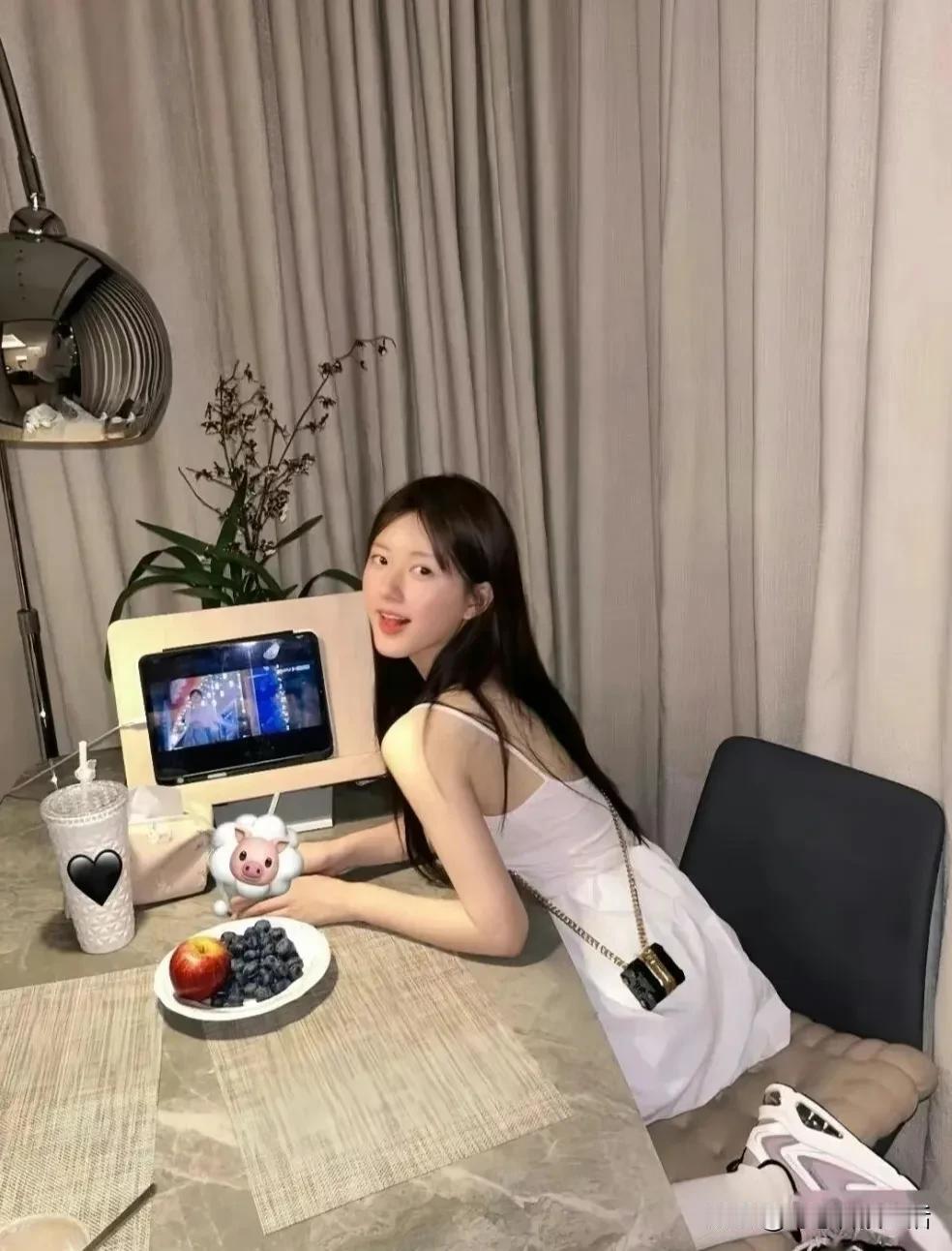 国民女神赵露思的豪宅，仅客厅就达到惊人的140平，房产中介说，这套房子至少240