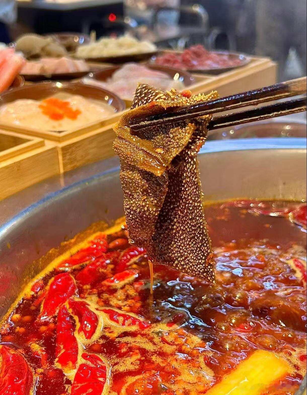 营养师眼中的火锅菜品 火锅红油翻滚时，最怕筷子伸出去是热量炸弹。毛肚却是个例外，