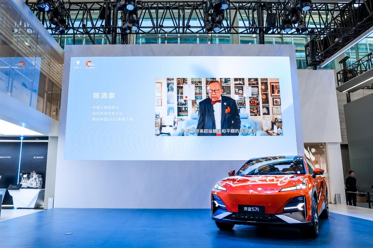 广州车展上，深蓝CEO邓承浩自信地表示：深蓝超级增程混动是混动的天花板，一时间引