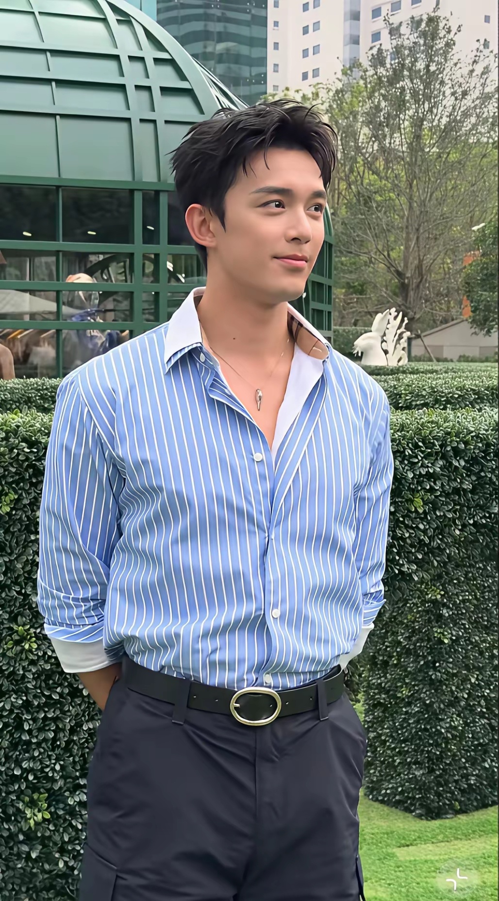 吴磊健身太过，少年感就消失了。 
