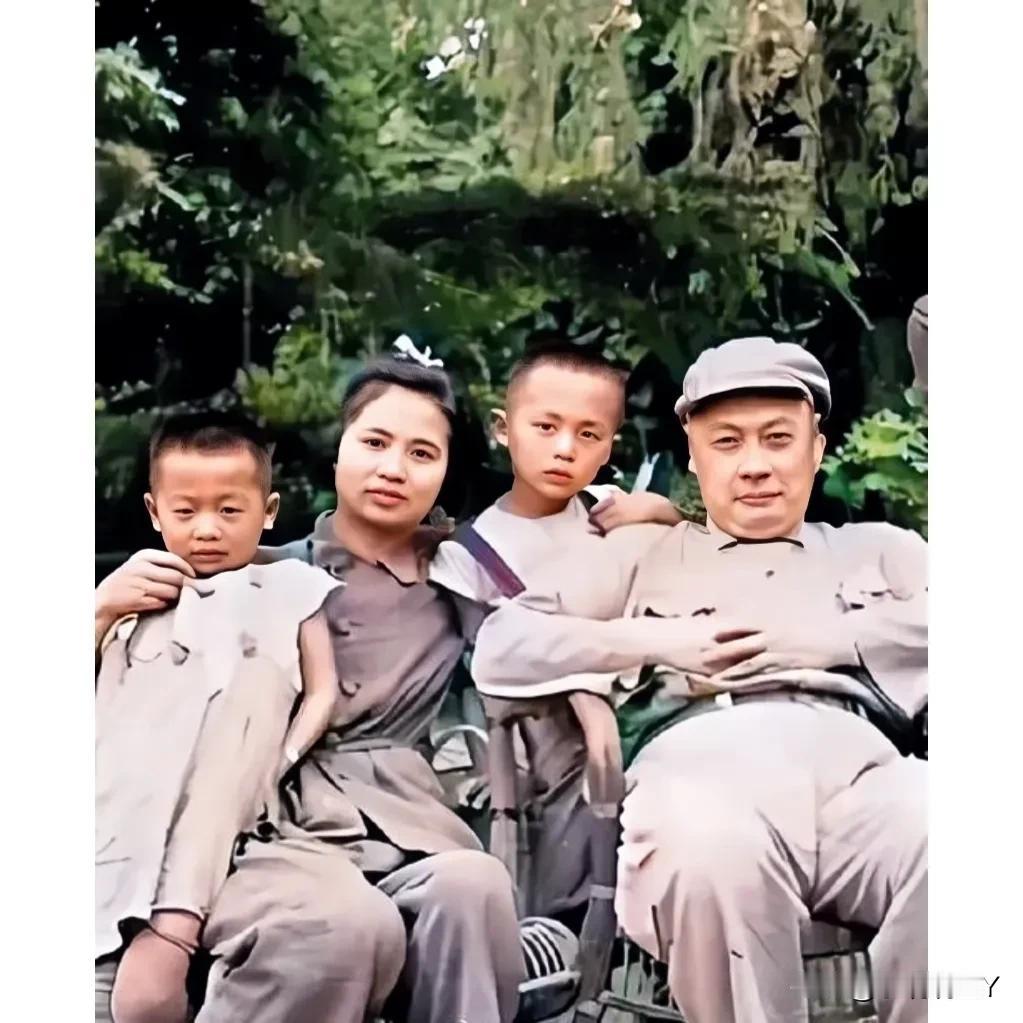 上世纪50年代初，上海，陈毅元帅一家人的珍贵合影