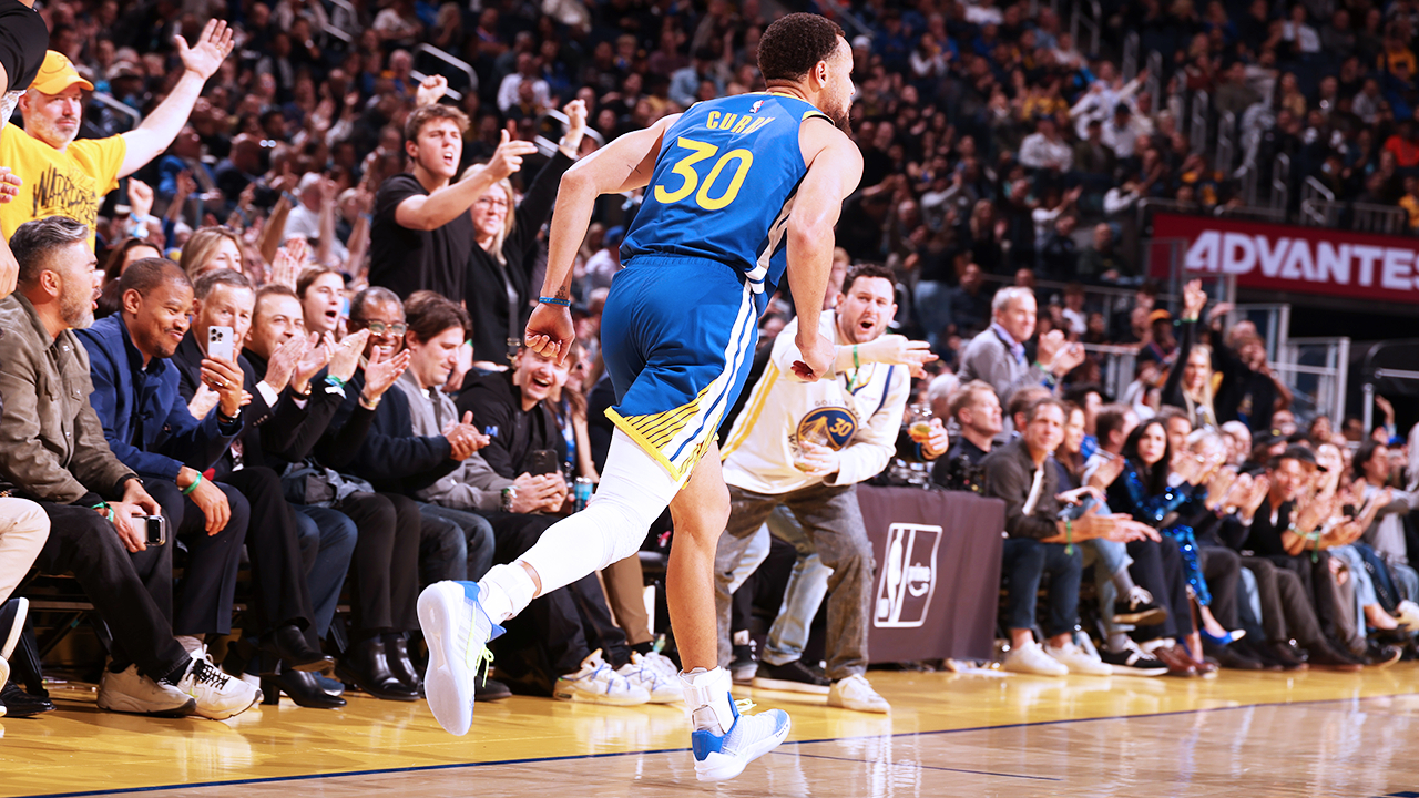 库里昨日拿下27分，近23场比赛中有18场至少25+🎯目前连续81场比赛都有命