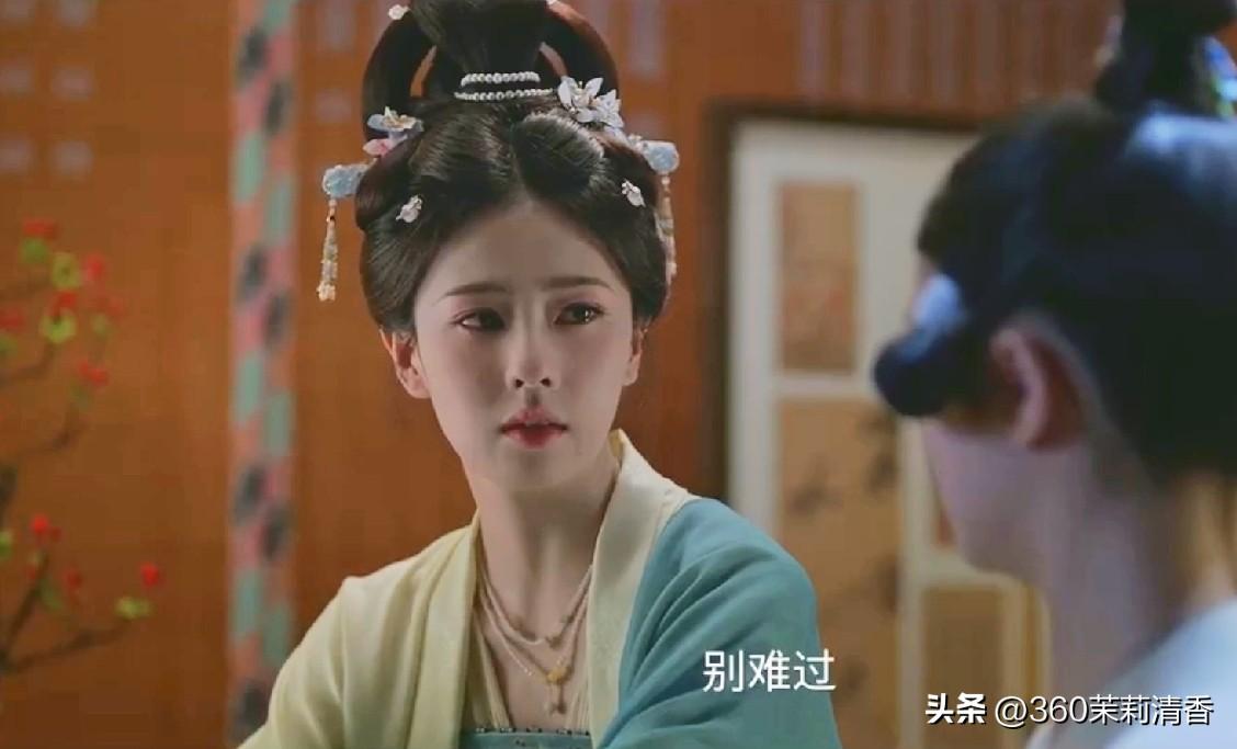 电视剧《莫离》最新剧情中，叶璃（白鹿饰）从父亲叶文华（邱心志饰）口中得知，当初墨