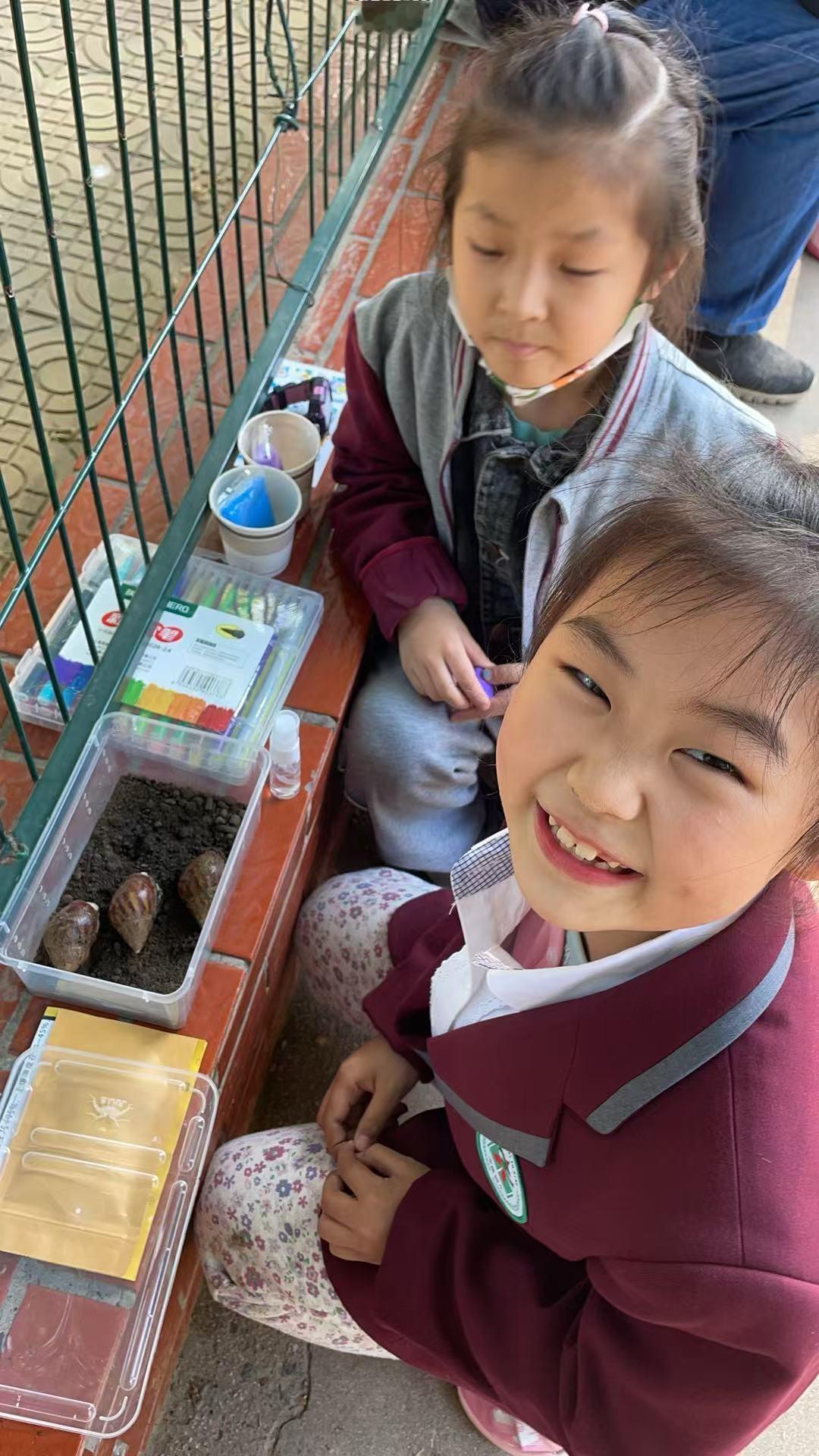 普遍公认的世界观认为“我活在一个客观巨大的世界里面，我是一个渺小的人，我的外面有