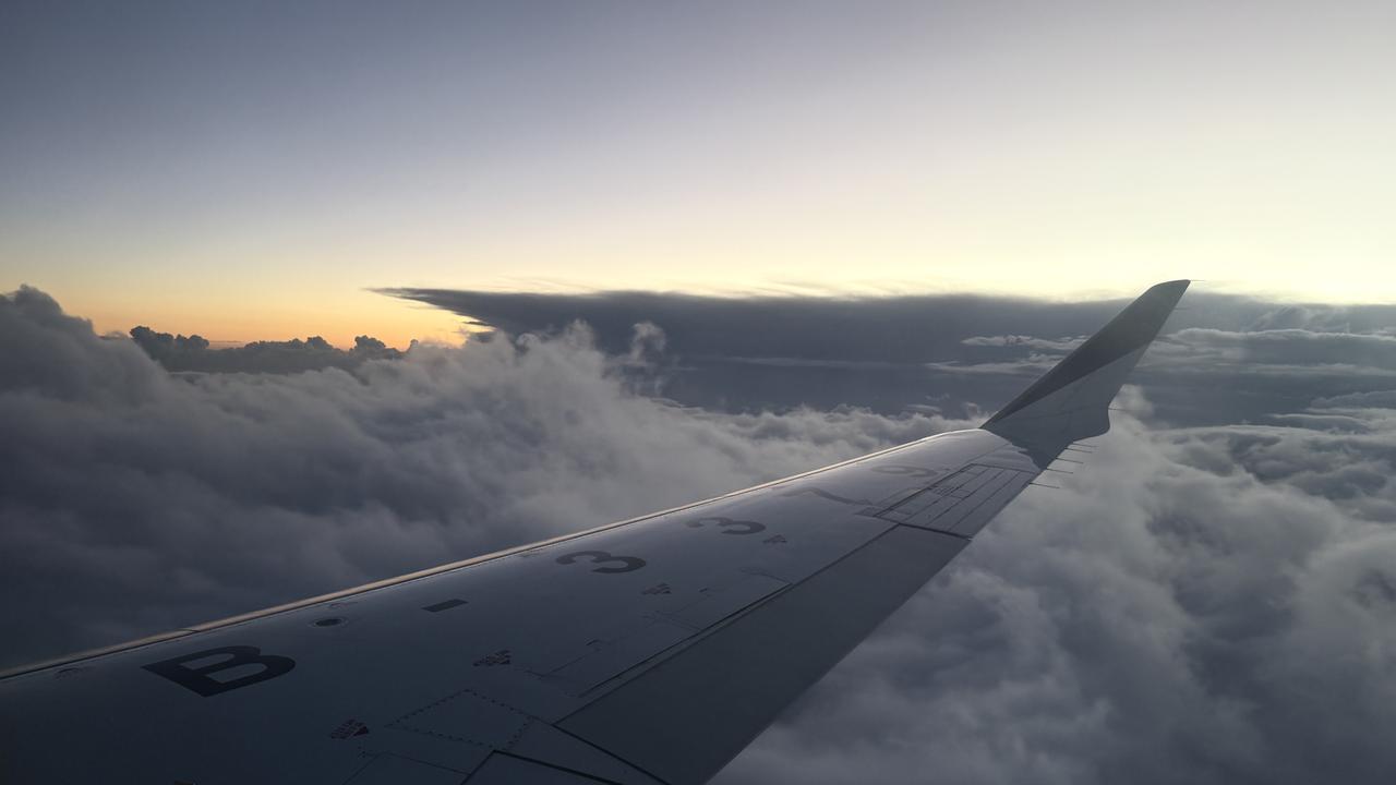 分享一张旅程照片云海之上，飞机翱翔，追逐梦想的旅程。