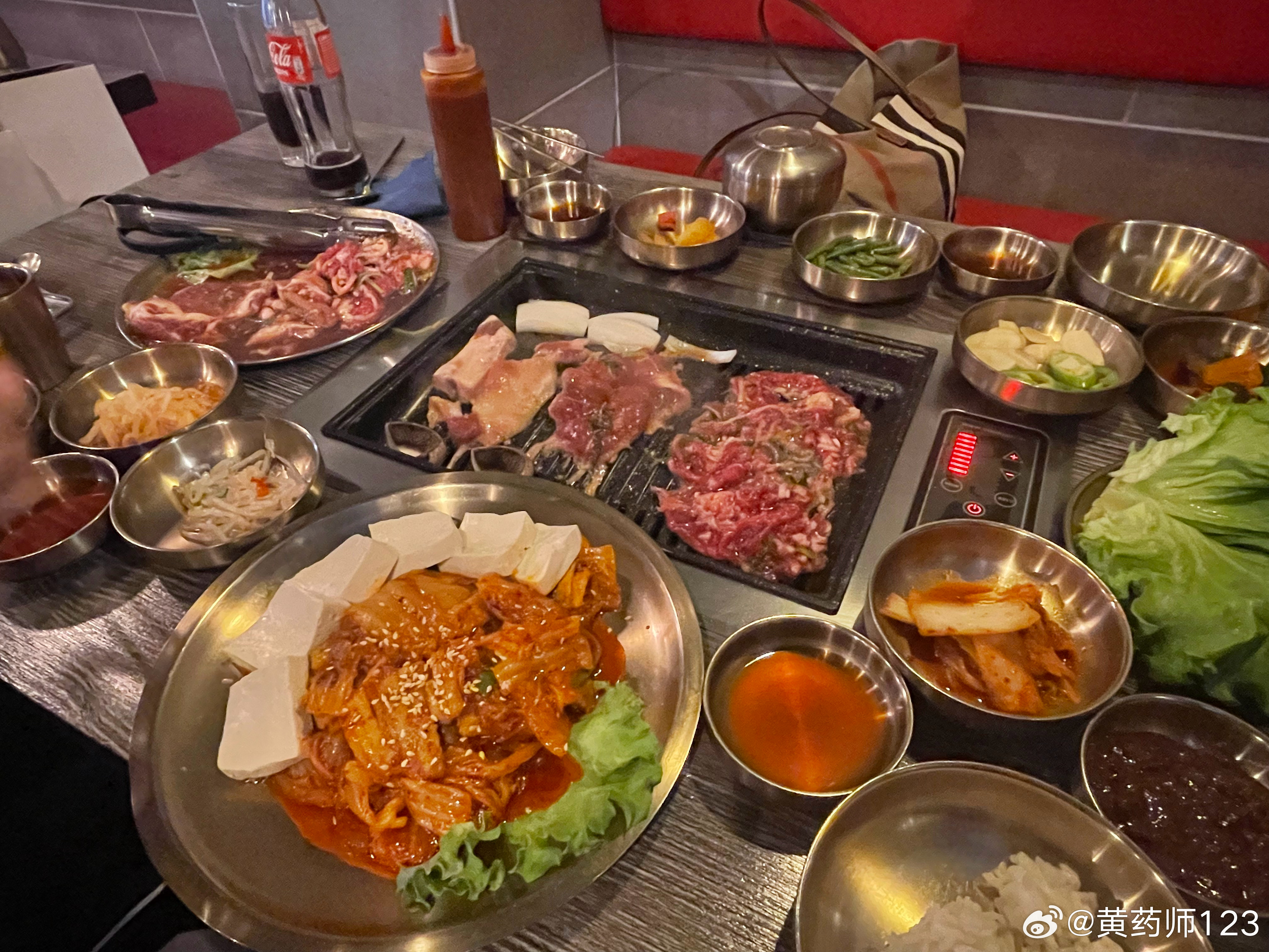 旅程不仅是风光的见证，也是美味的尝试，看看画面中的火车头，听听来自叙利亚的美食介