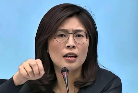 郑丽文和历届党主席相比，明显的优势在于：
 
最近好多人都在聊郑丽文。为啥她这么