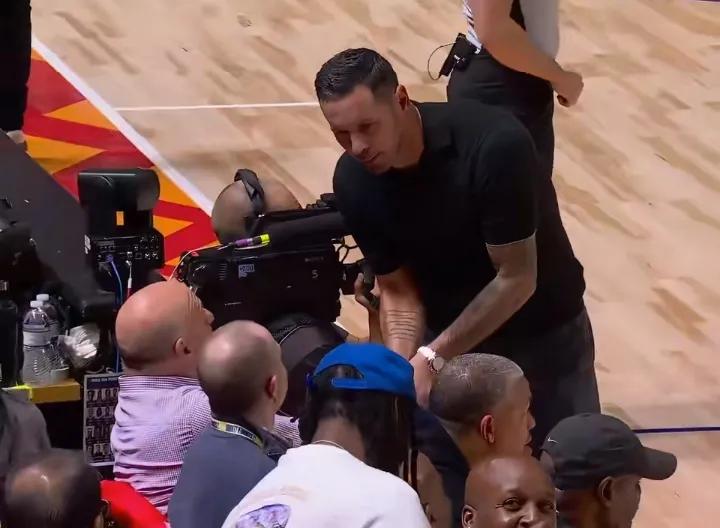 以前球员时期自己的老板
雷迪克跨过半个球场，过来和NBA财力天花板史蒂夫·鲍尔默
