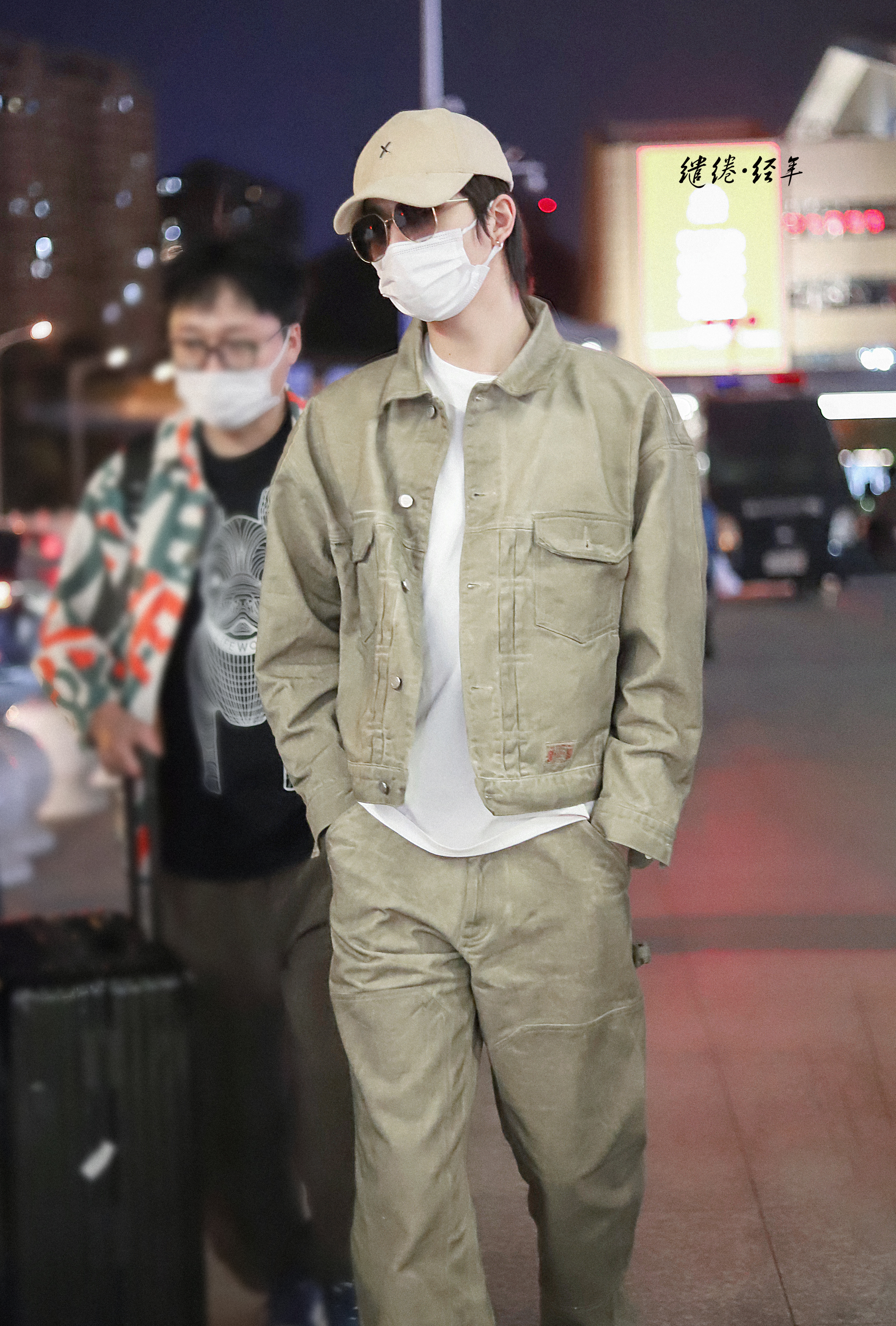 李宏毅修长身形优越比例，简直就是行走的时尚画报，每一次亮相皆惊艳。 