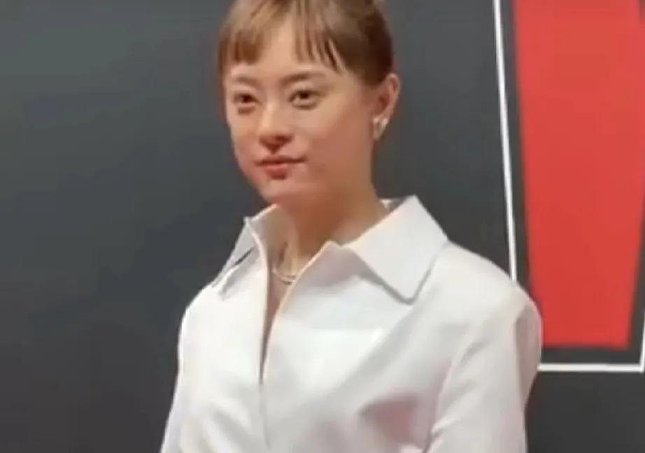 孙俪，引发争议！

1月10日晚上，孙俪引发网友争议，原因是她参加W年度盛典红毯