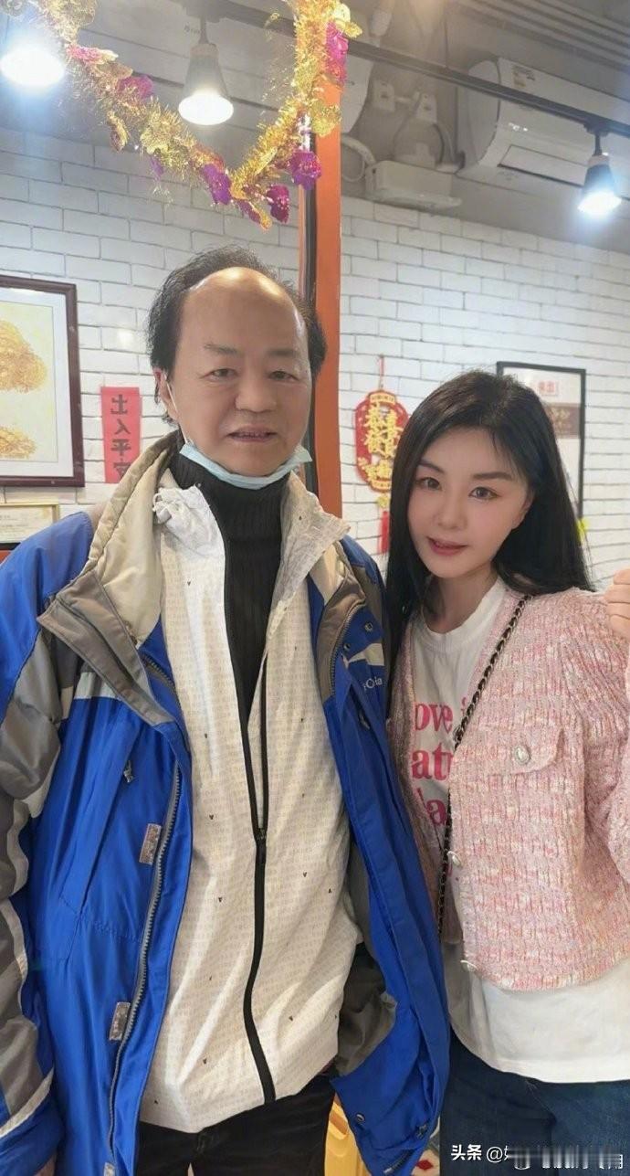 老一代演员还是那么热情。

近日，有网友去香港旅游偶遇老一代港星狄龙，合影后离开