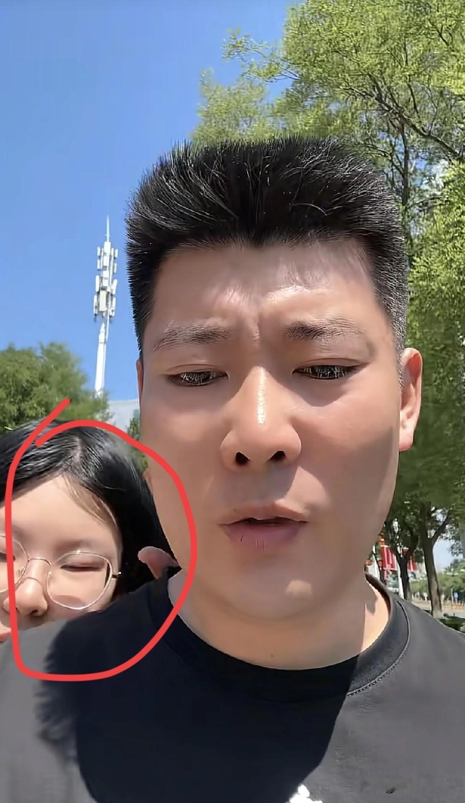 说句不怕伤人的话，感觉这个杨立新就是在博同情蹭流量，有点演过头了。

怕耽误女儿