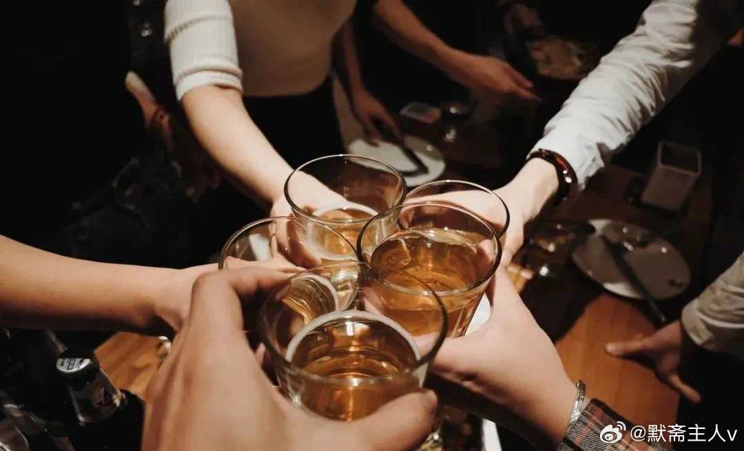 醒来以后·默斋主人原创自由诗昨夜梦中倾覆的万象楼台不过是浮生一缕轻霭你为虚妄光景